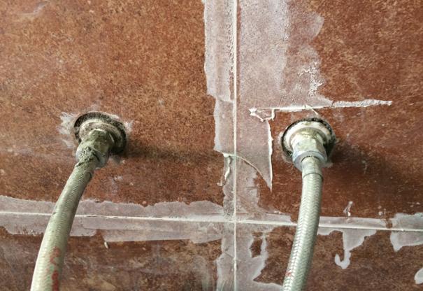 墙面瓷砖打孔留下的孔怎么补救视频教程(墙面瓷砖打孔留下的孔怎么补救视频教程图片)