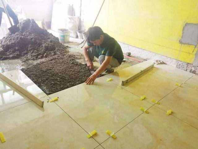 瓷砖师傅说瓷砖太硬不好怎么回答他(瓷砖师傅说瓷砖太硬不好怎么回答他们)