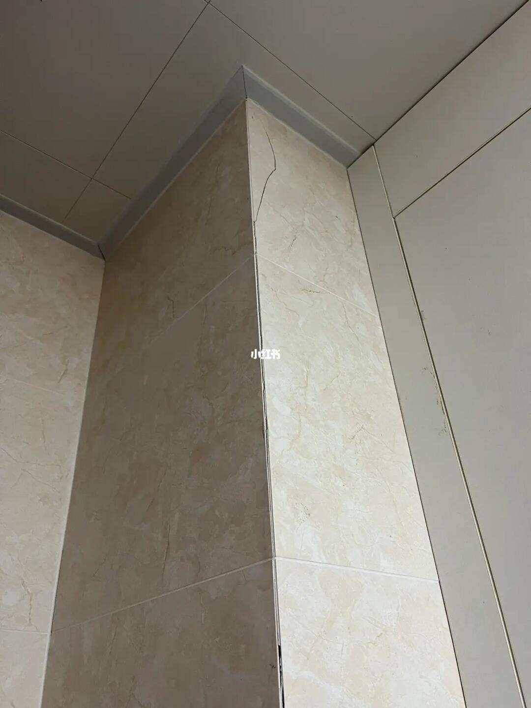 瓷砖打孔裂了,会不会掉下来了(瓷砖打孔会不会裂 看完这些你就明白了) 瓷砖打孔裂了,会不会掉下来了(瓷砖打孔会不会裂 看完这些你就明白了)