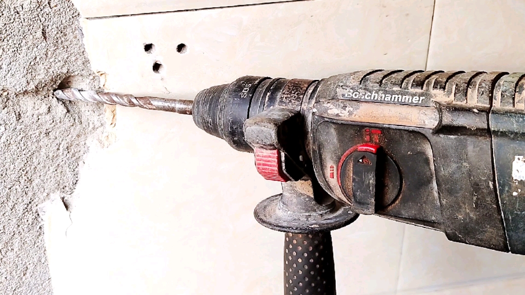 在瓷砖墙上打孔(在瓷砖墙上打孔用什么钻头)