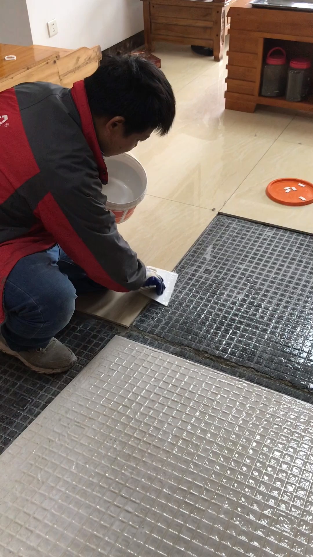 空鼓的瓷砖打一颗钉子可以吗(空鼓的瓷砖打一颗钉子可以吗视频)