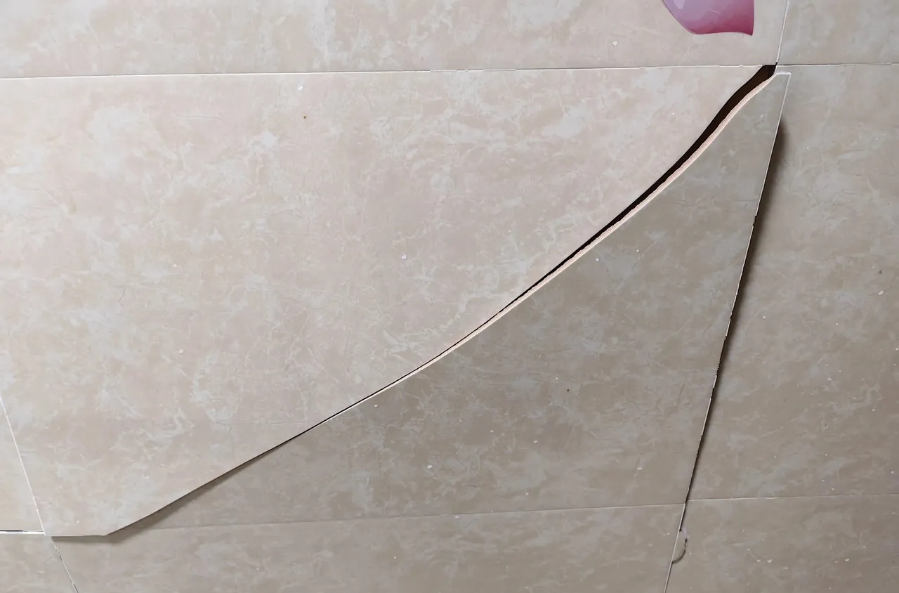 瓷砖烂了可以补吗(瓷砖烂了一点点怎么修补)